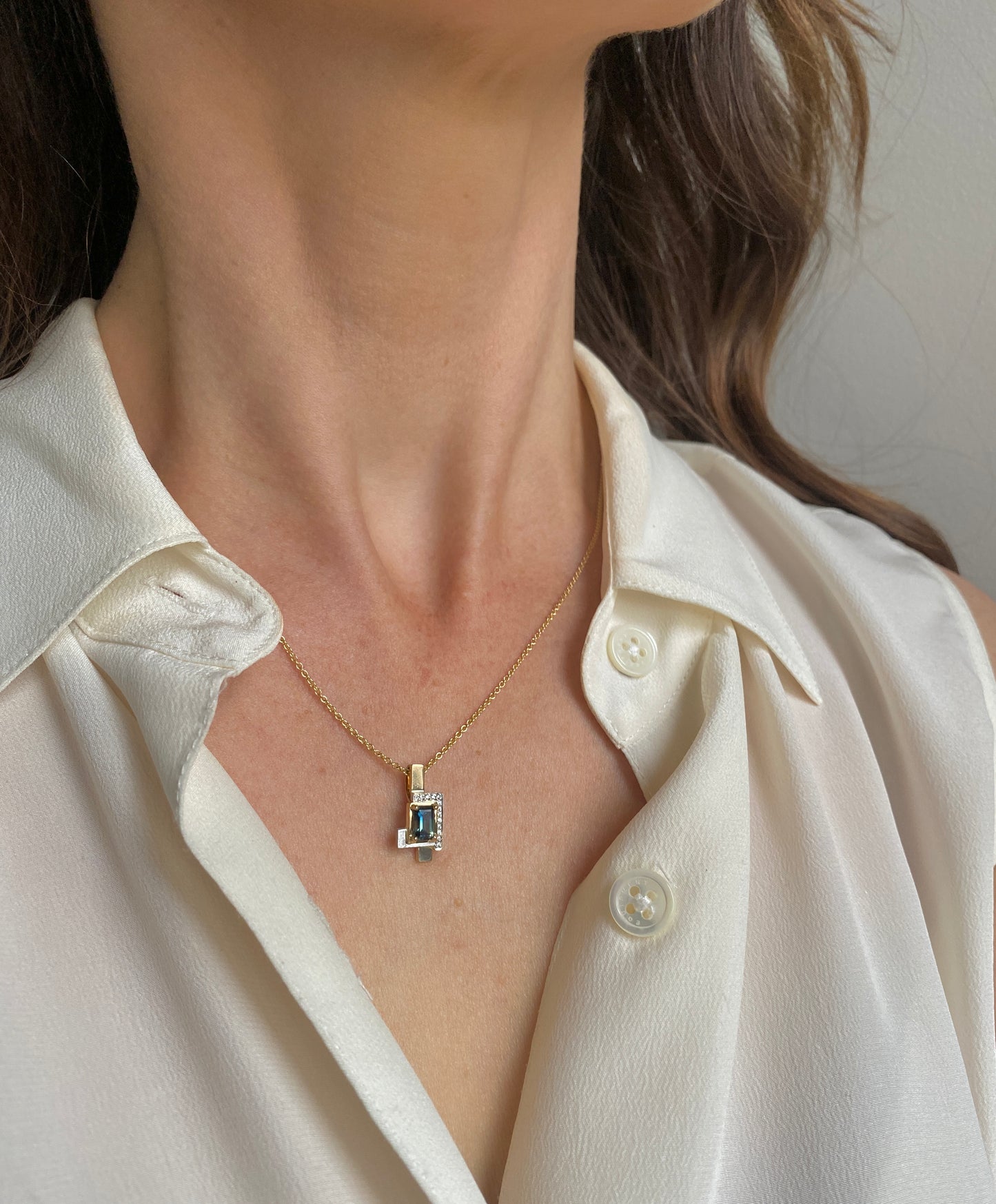 Signature. Metro Small sapphire pendant