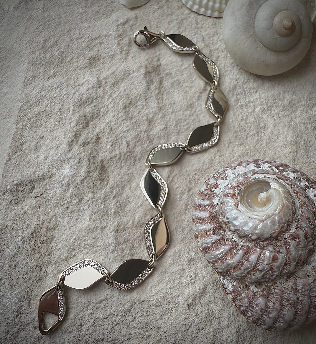 Lagoon.White Gold Diamond Bracelet