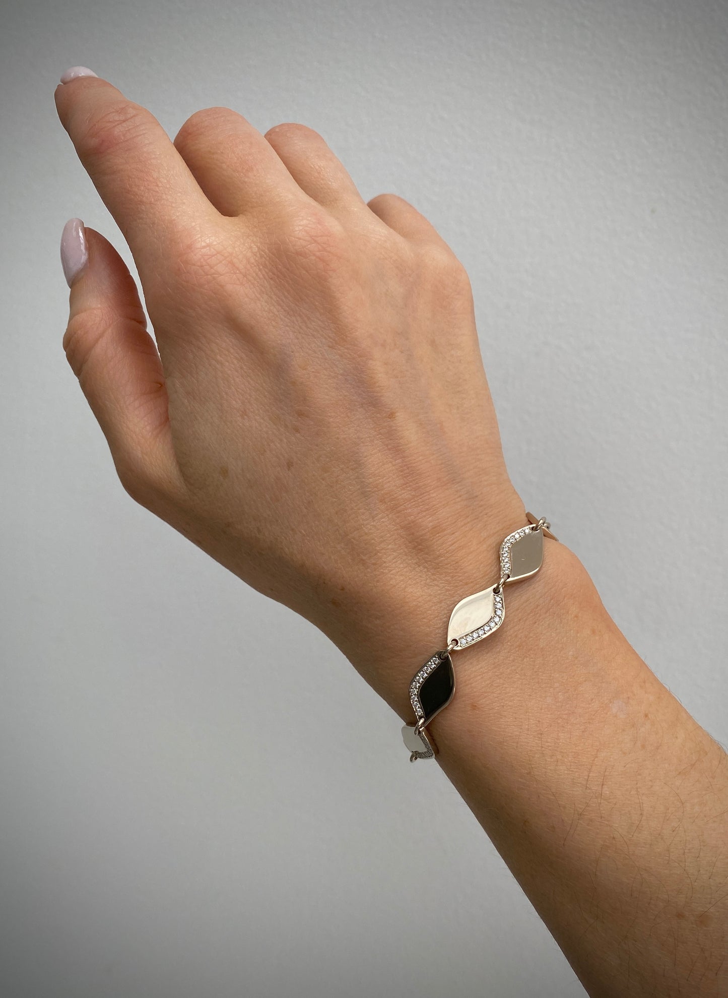 Lagoon.White Gold Diamond Bracelet