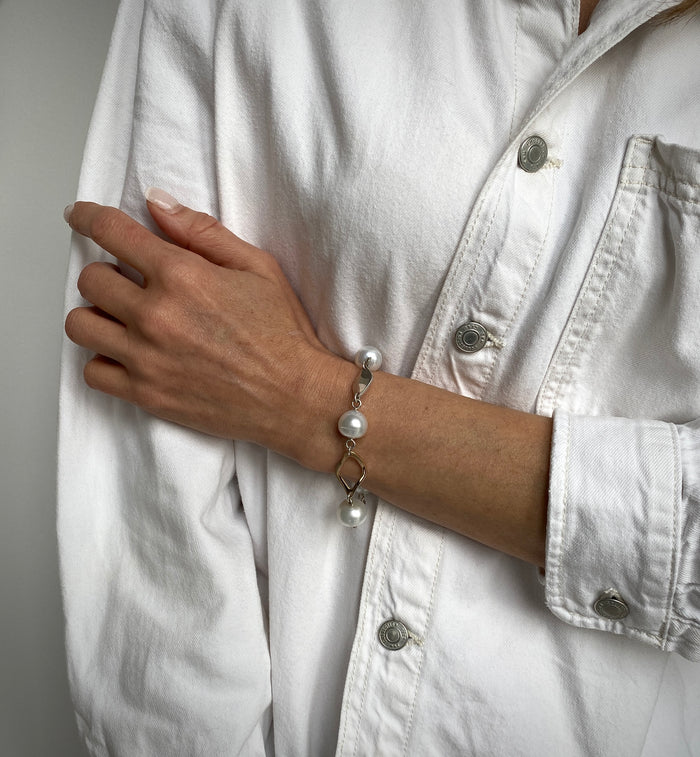 Lagoon. Yellow Gold and Silver Pearl Bracelet