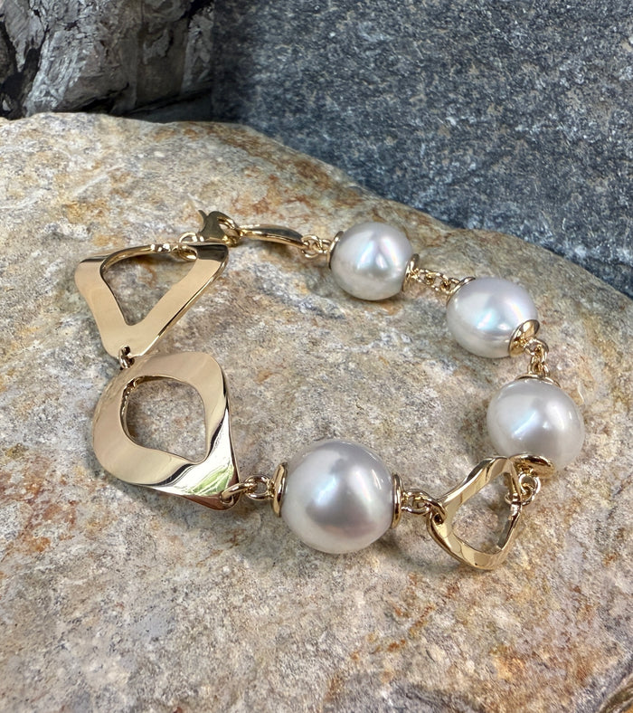 Lagoon. Yellow Gold Pearl Bracelet