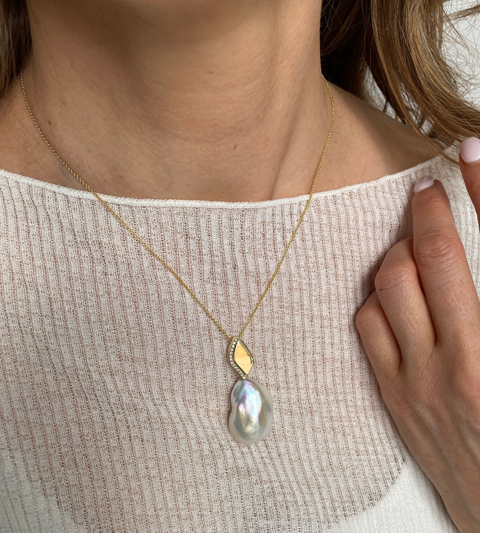 Lagoon. Yellow Gold Baroque Pearl Pendant