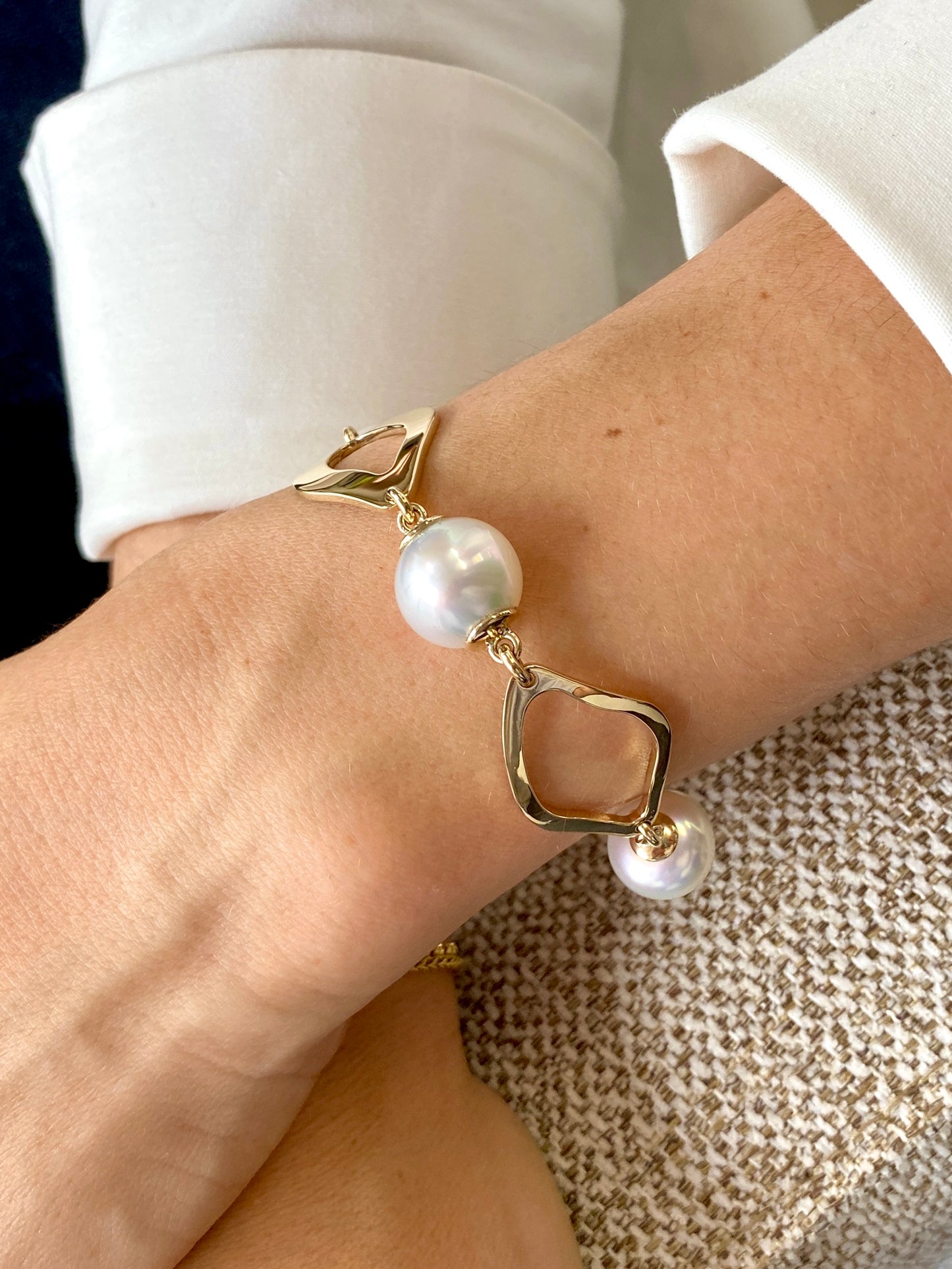 Lagoon. Yellow Gold Pearl Bracelet.