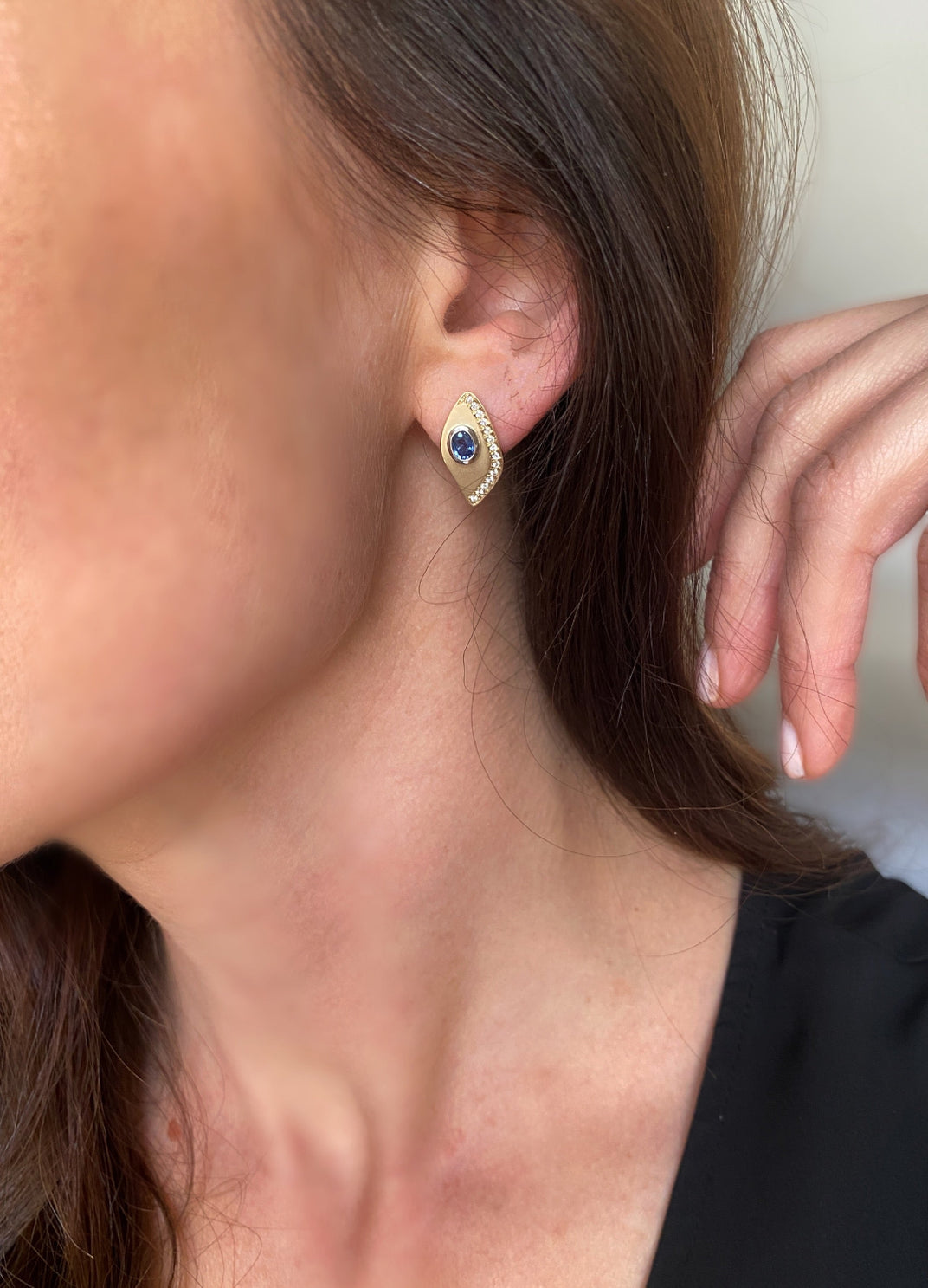 Lagoon. Yellow Gold Sapphire Earrings
