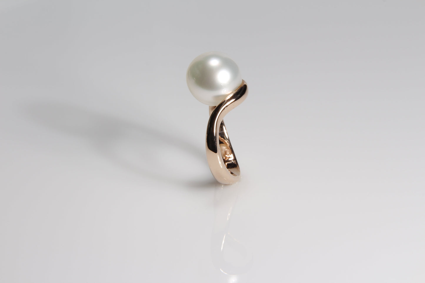 Pearl Creations. Curve Ring with South Sea Pearl