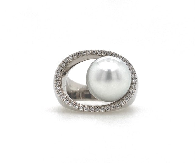 Pearl Creations. En Ovale Ring with South Sea Pearl and Diamonds