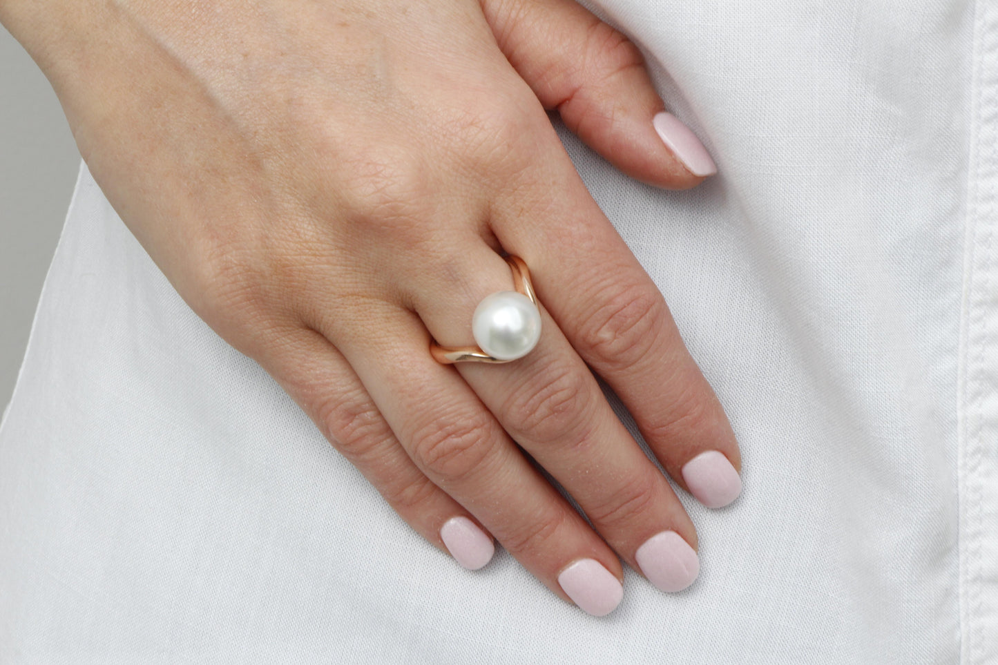 Pearl Creations. Curve Ring with South Sea Pearl