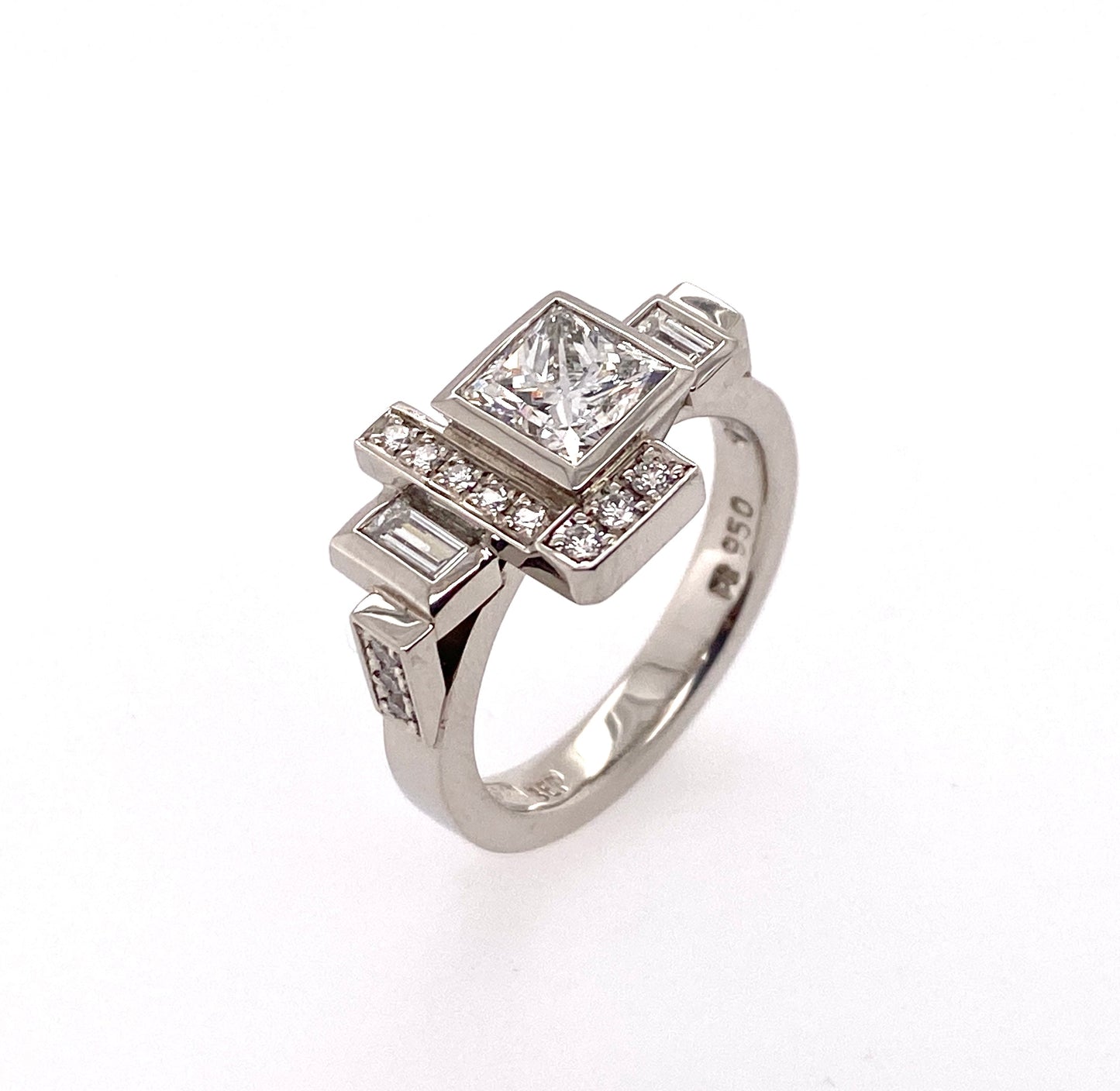 Signature. Metro Ring with Diamonds