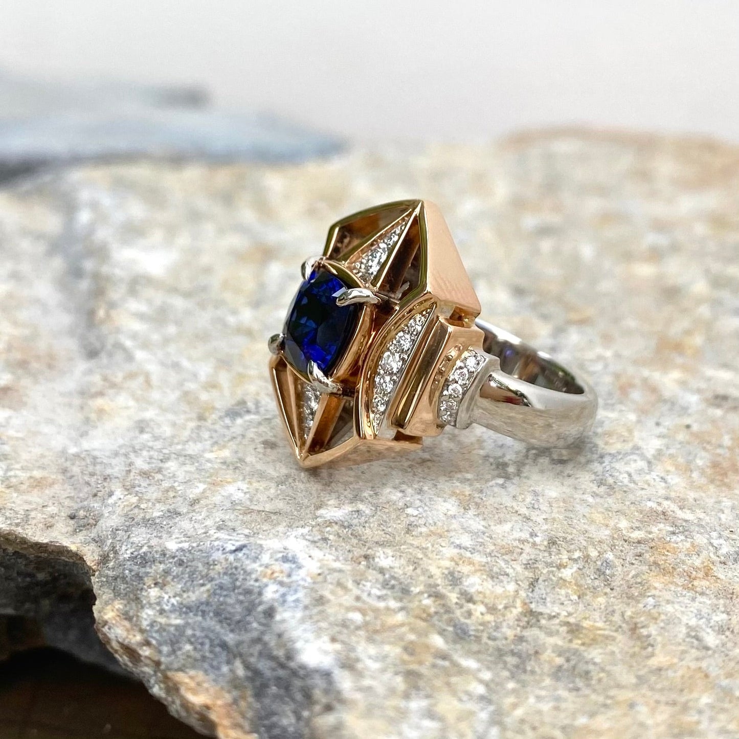 Signature. Art Deco Ring with Sapphire and Diamonds