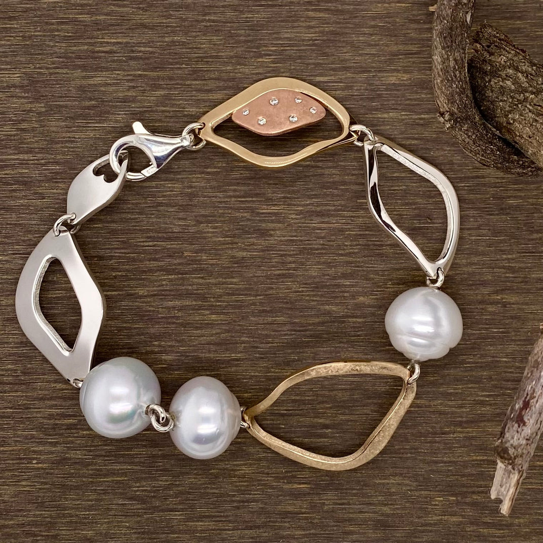Lagoon. Bracelet with South Sea Pearls and Diamonds