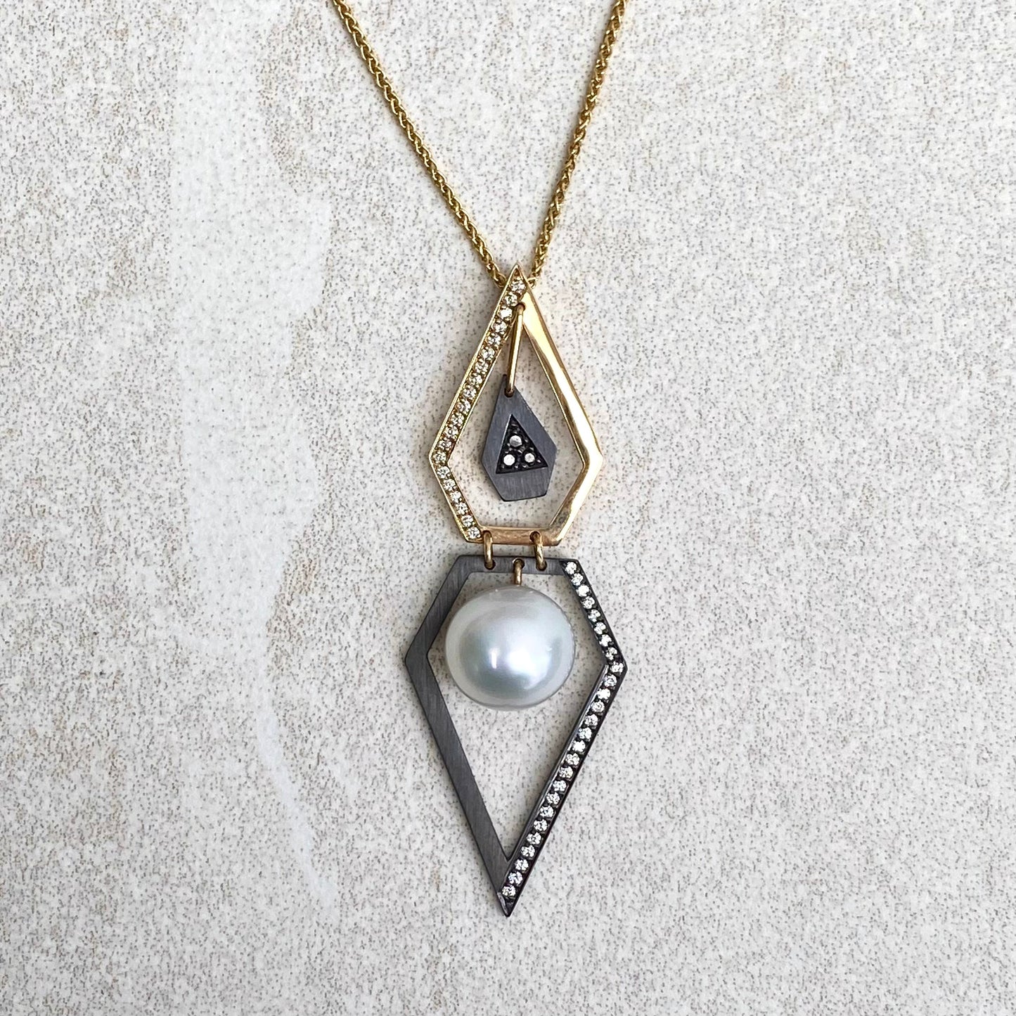 Prisma. Pendant with Pearl and Diamonds