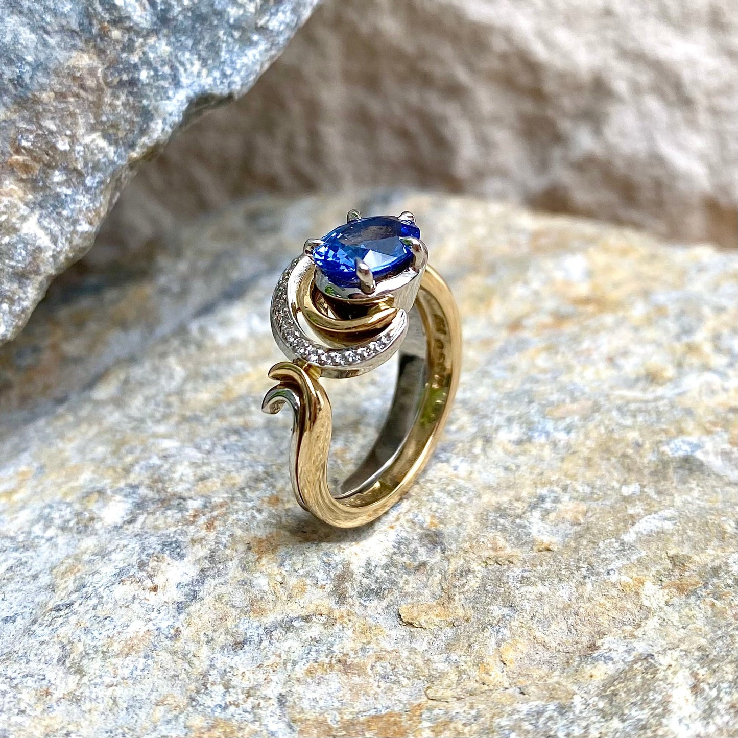 Signature. Immersion Ring with Sapphire and Diamonds