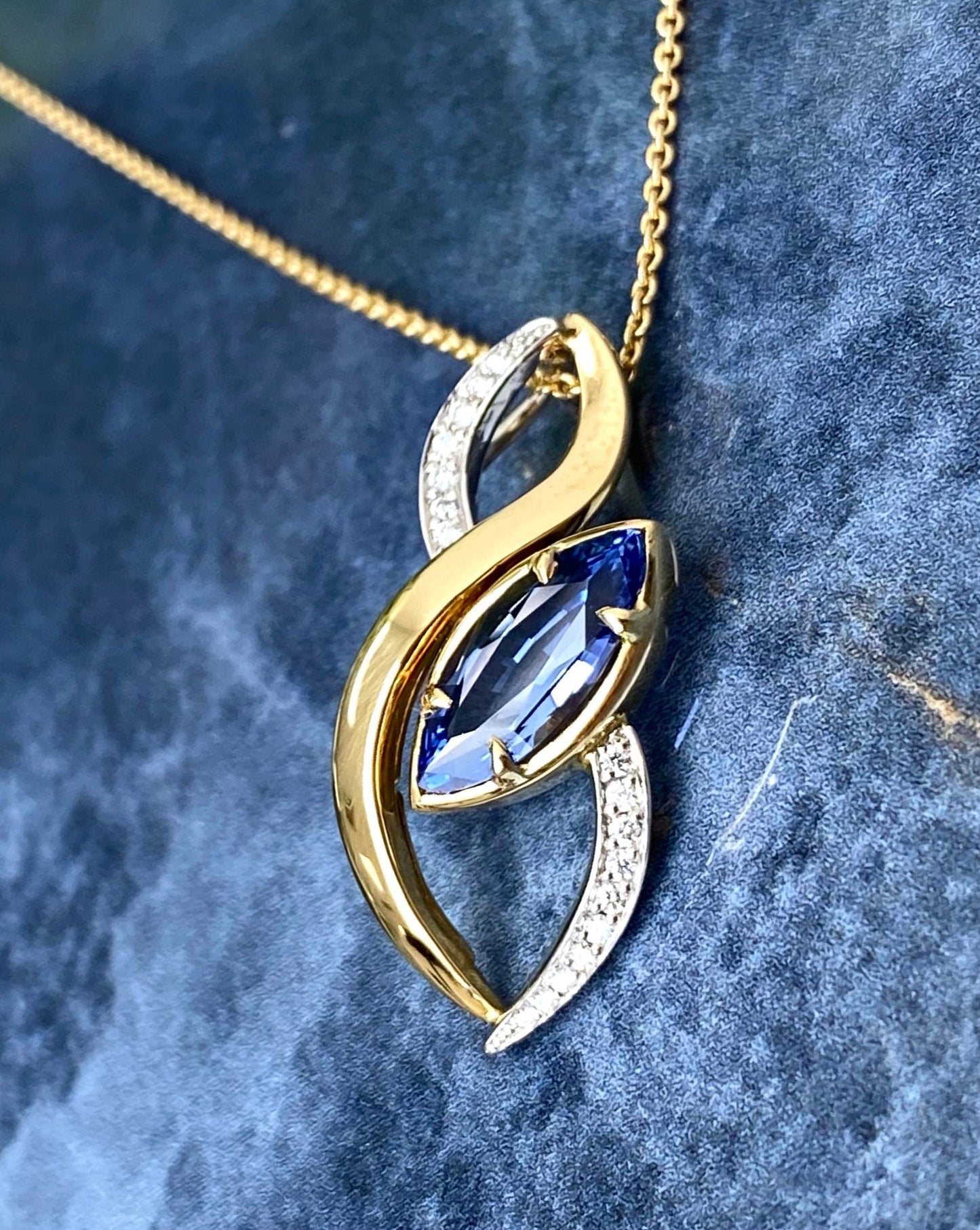Signature. Duo Pendant with Sapphire and Diamonds