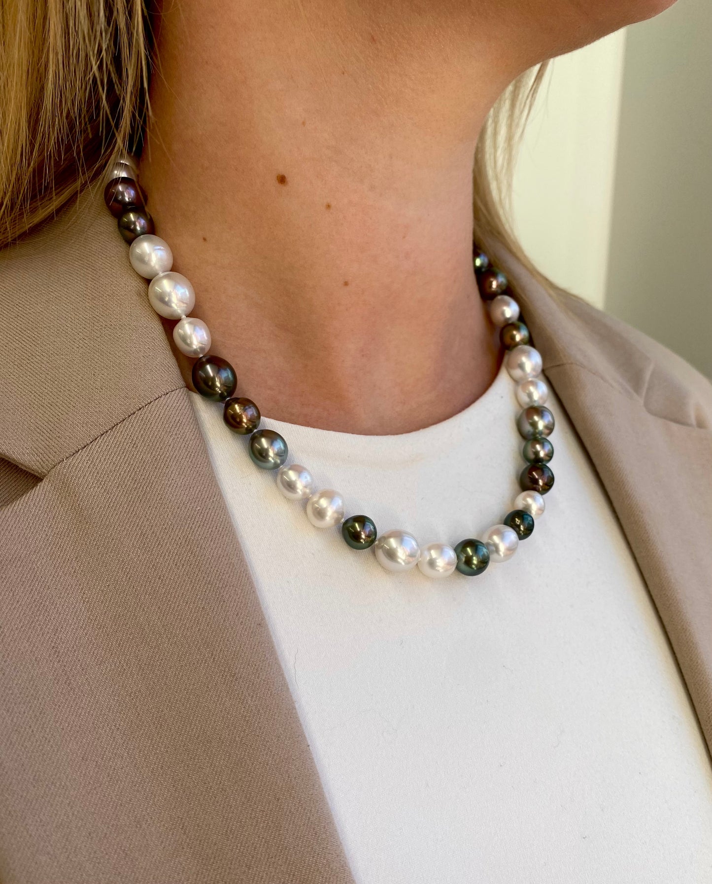 Pearl Creations. South Sea and Tahitian Pearl Strand.