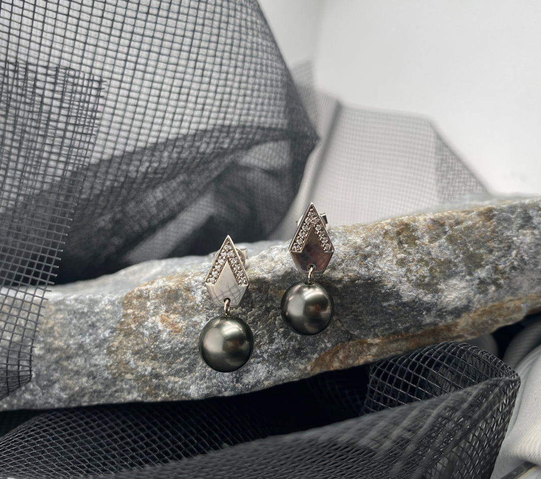 Prisma. Drop Earrings with Tahitian Pearl and Diamonds