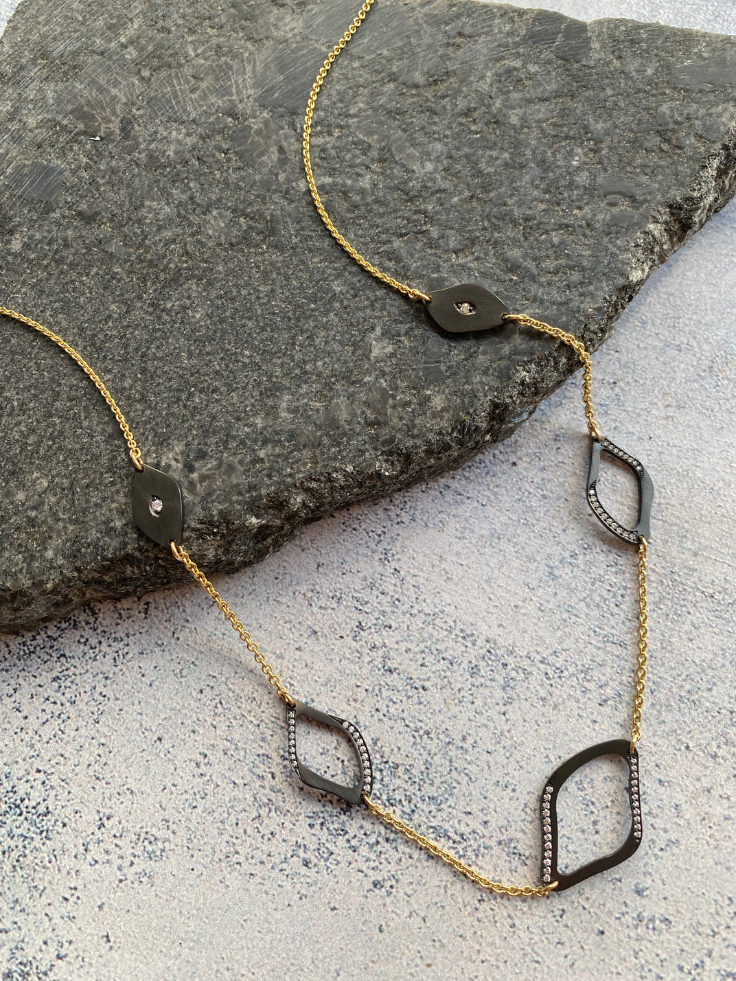 Midnight Lagoon. Yellow gold and Diamond Chain