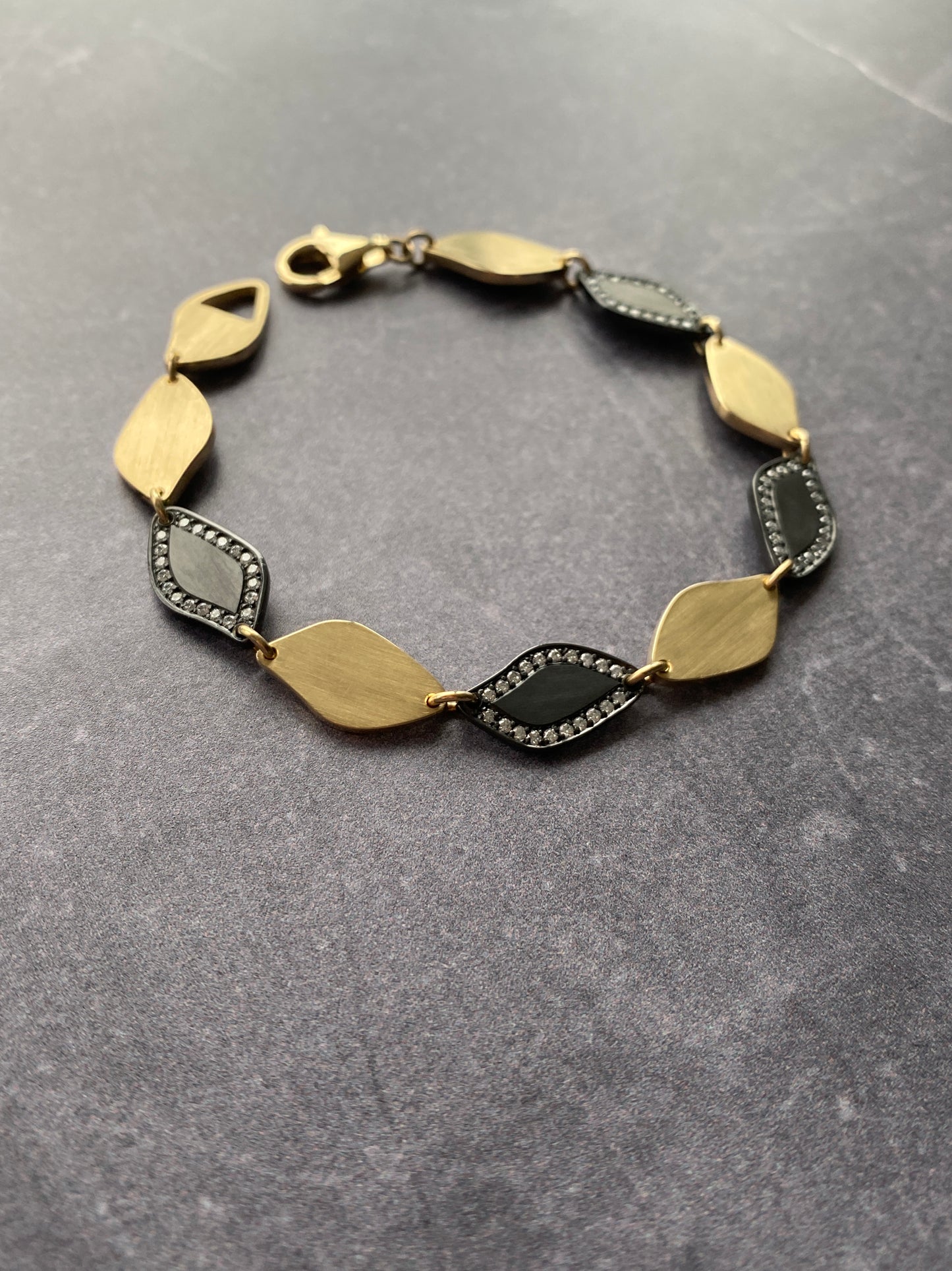 Midnight Lagoon. Yellow gold and Zirconium Diamond Bracelet