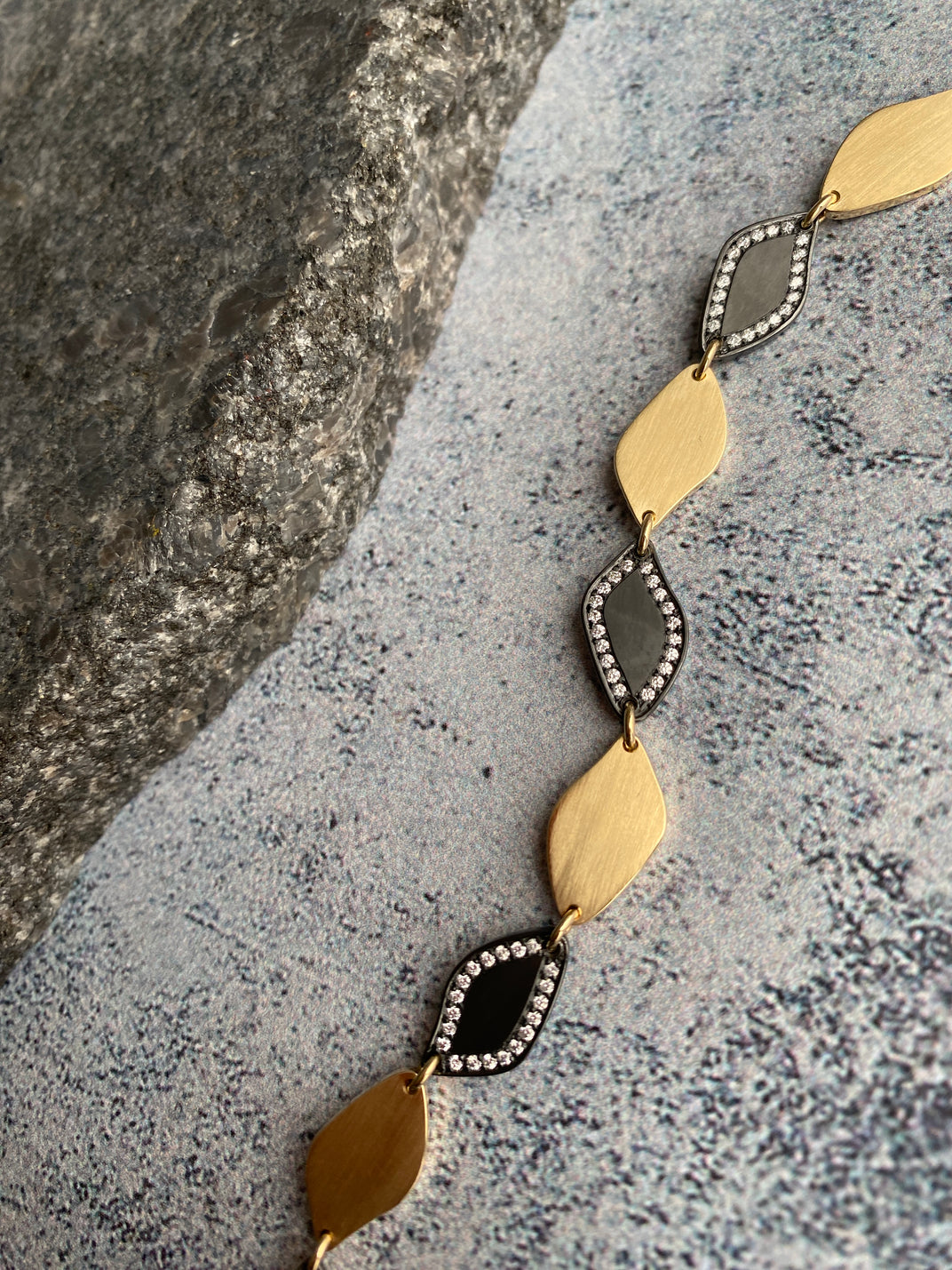 Midnight Lagoon. Yellow gold and Zirconium Diamond Bracelet