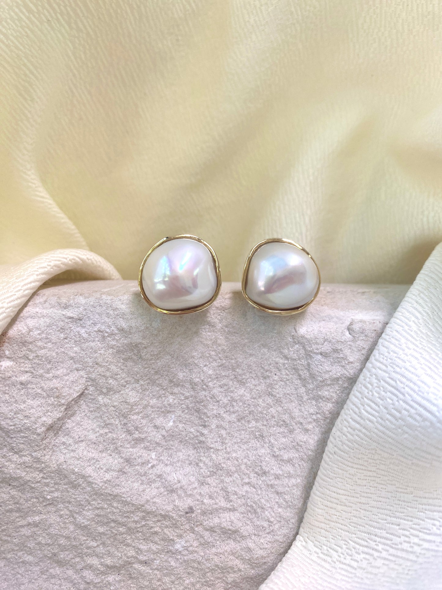 Pearl Creations. Yellow Gold and Freshwater pearl studs