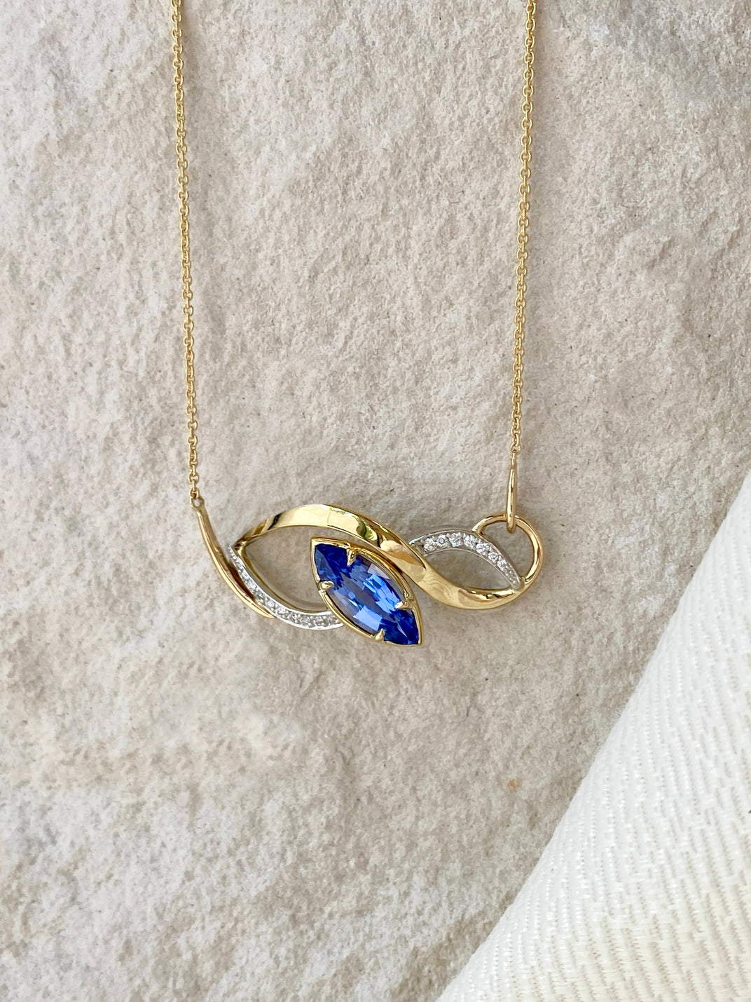 Signature. Duo Pendant with Sapphire and Diamonds