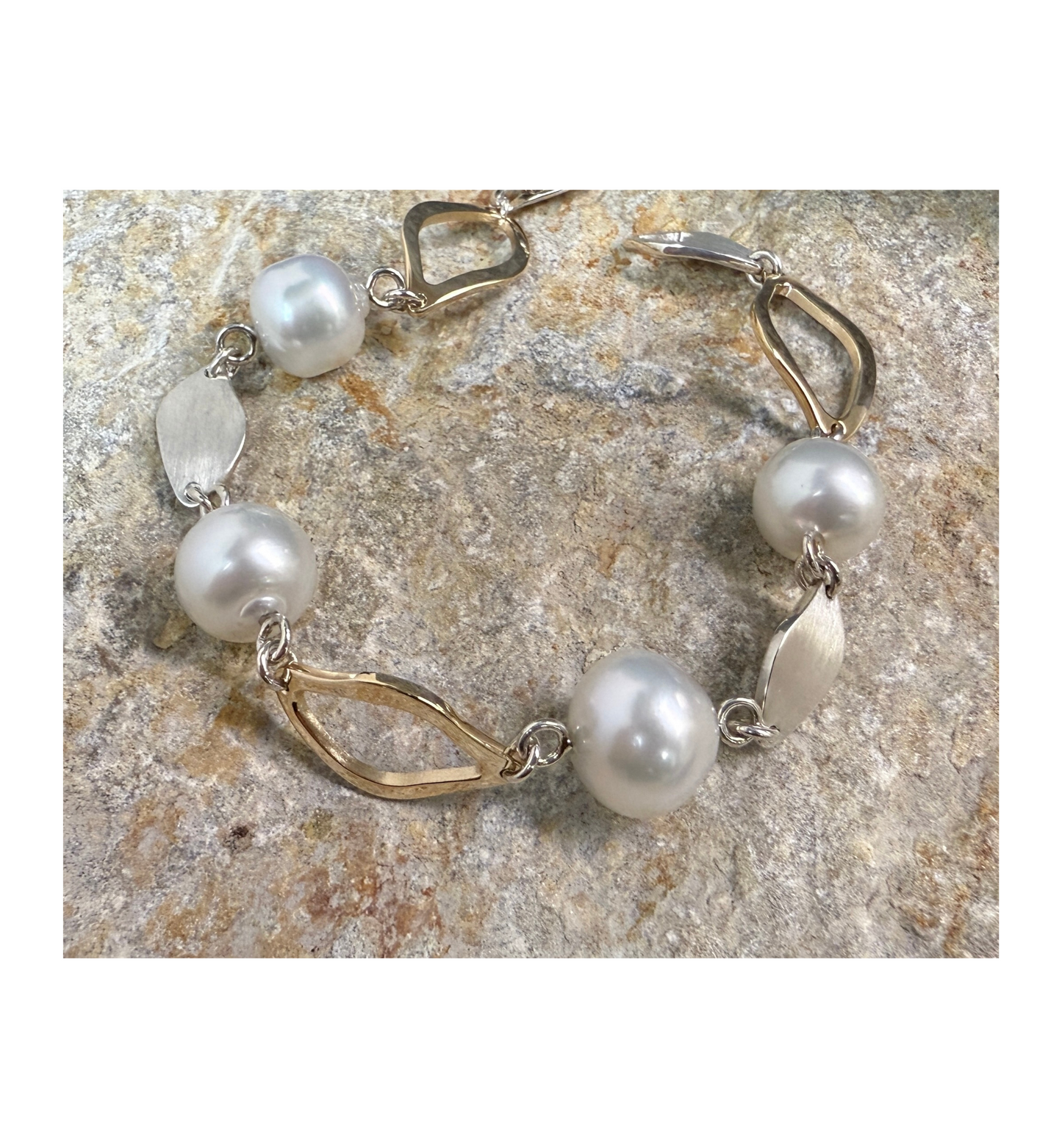 Lagoon. Open link bracelet with pearls
