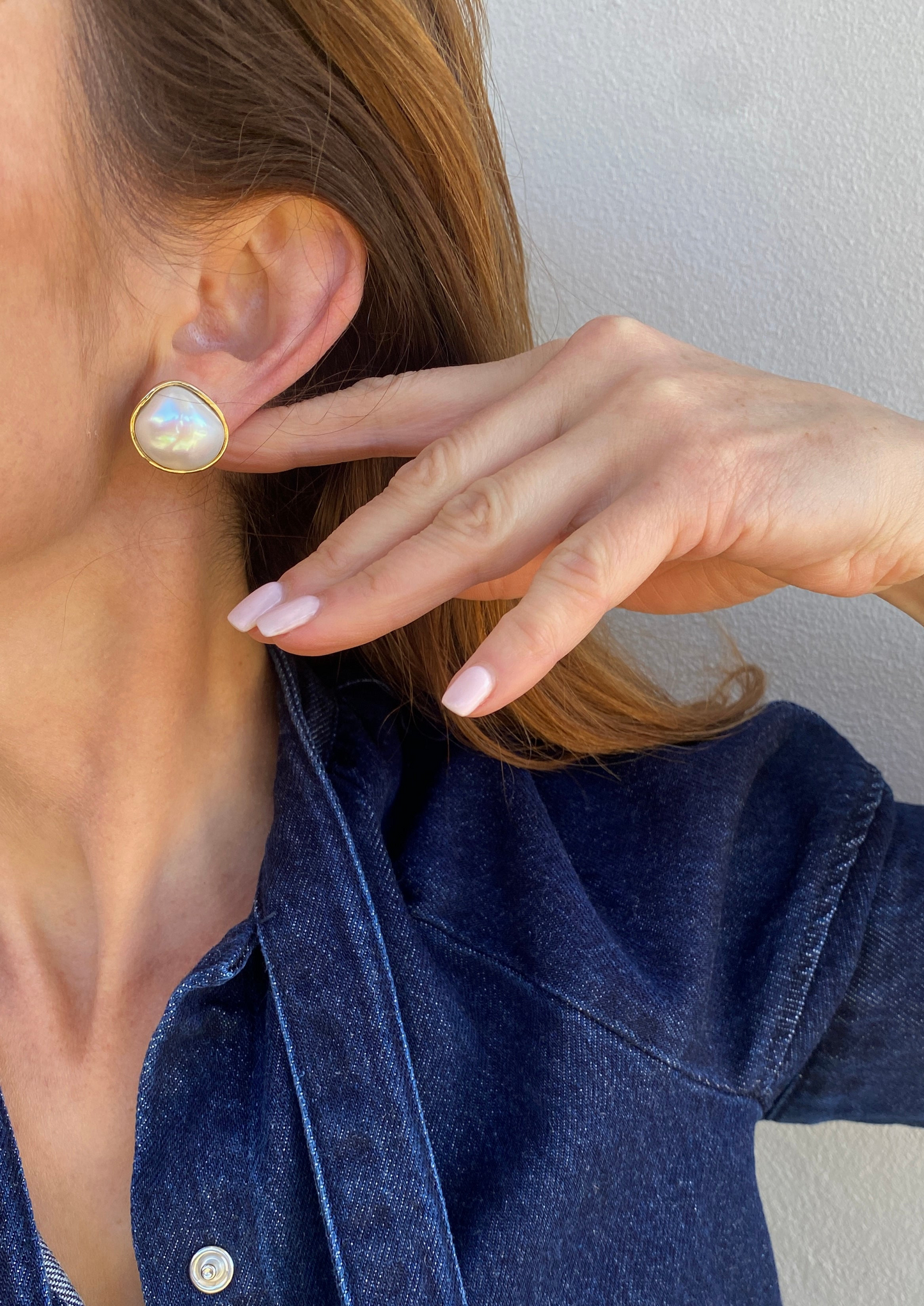 Pearl Creations. Yellow Gold and Freshwater pearl studs