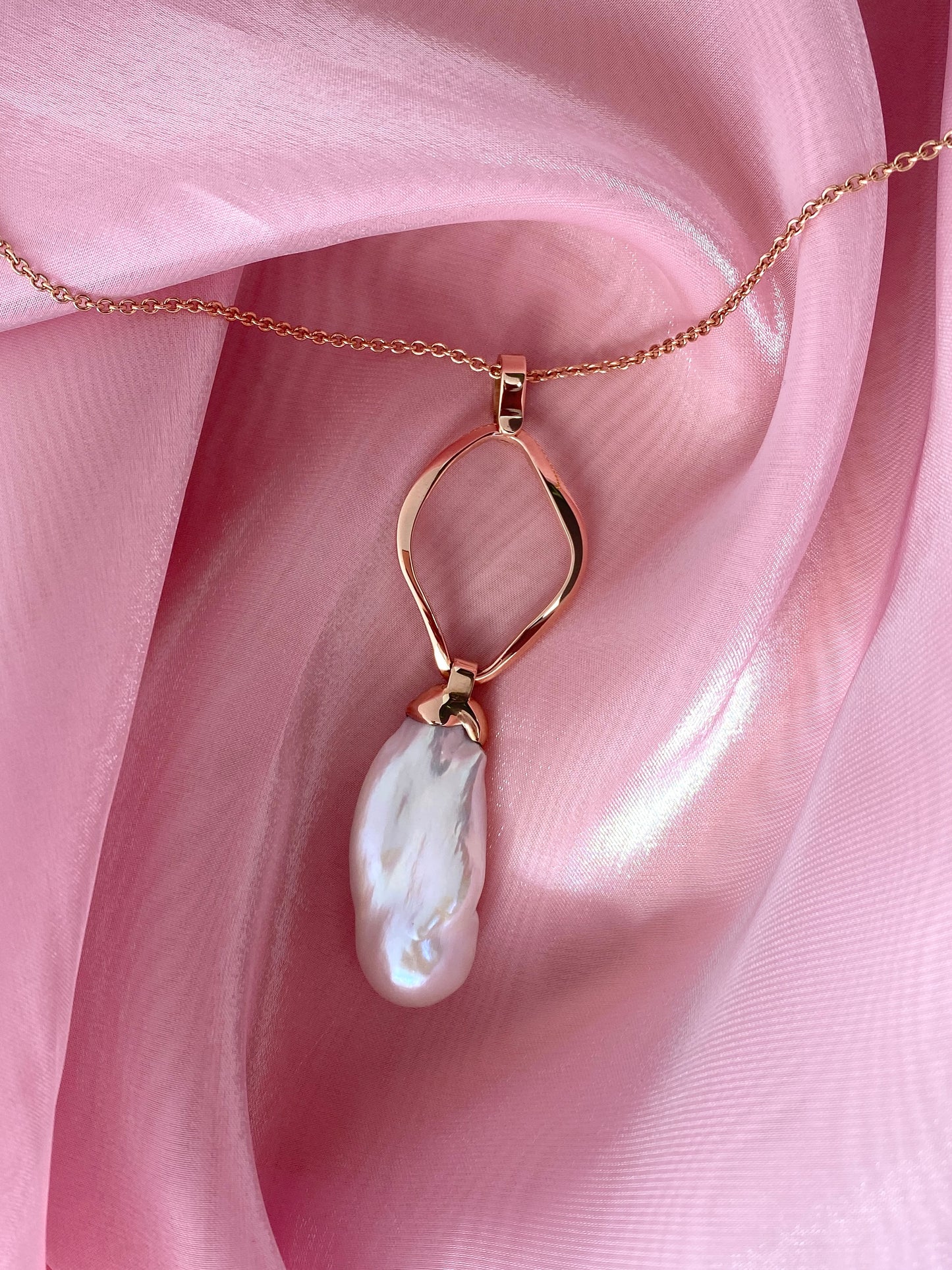 Lagoon. Rose Gold Freshwater Necklace .