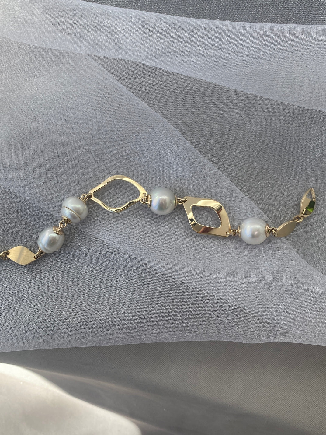 Lagoon. Yellow Gold Pearl Bracelet.