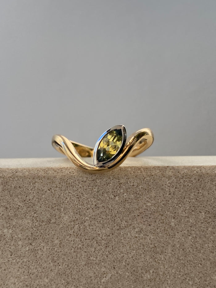 Signature . Curve . Yellow Gold Parti Sapphire Ring