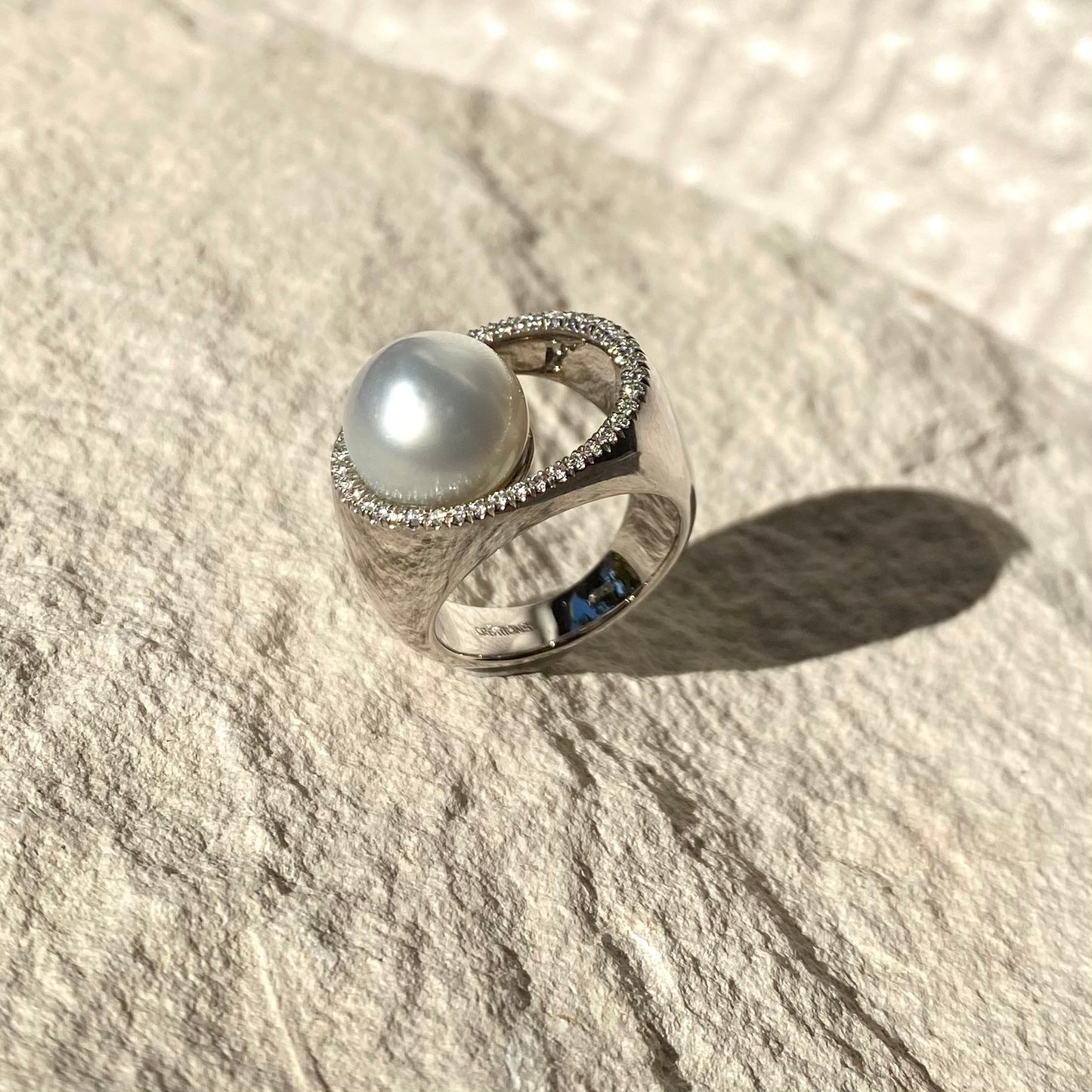 Pearl Creations. En Ovale Ring with South Sea Pearl and Diamonds
