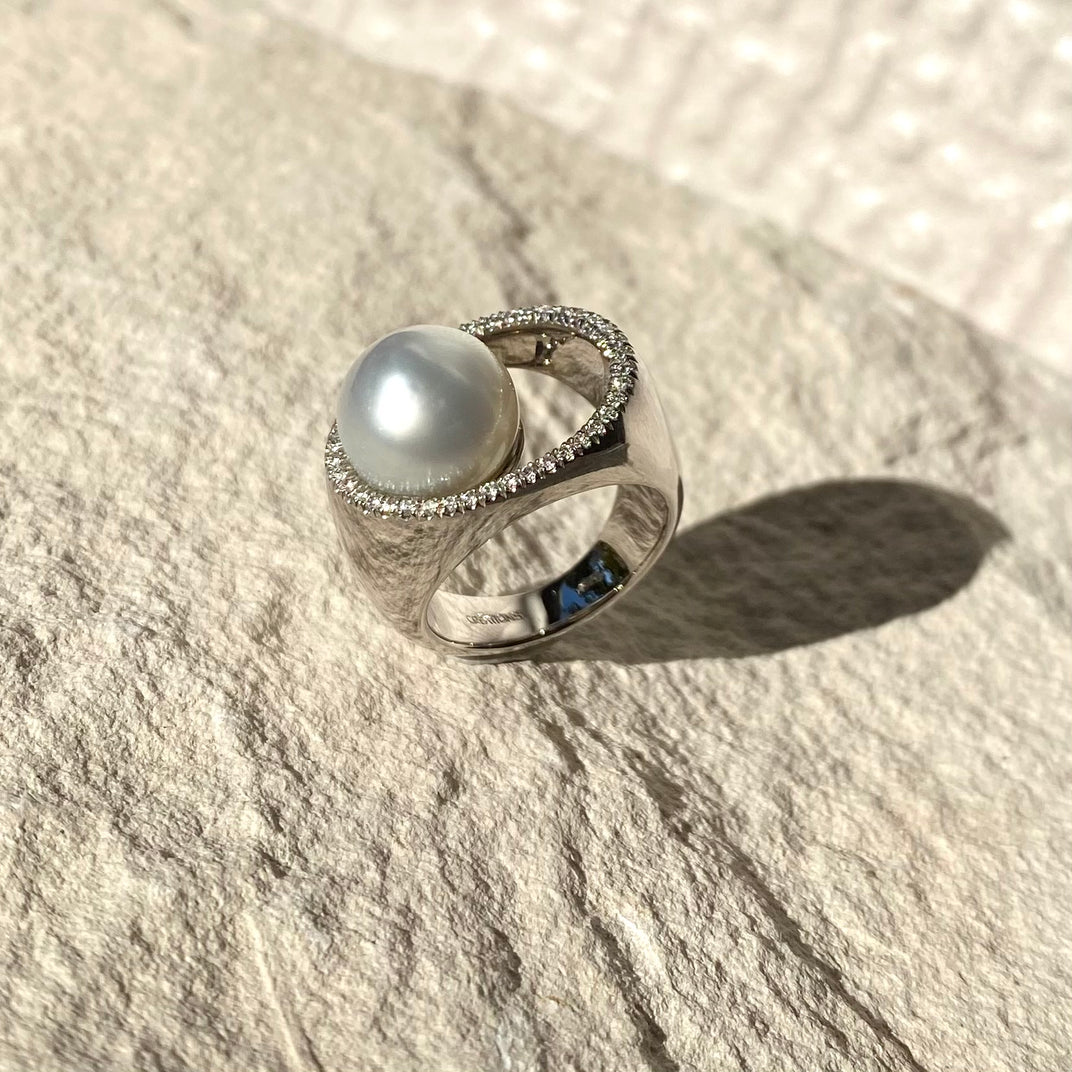 Pearl Creations. En Ovale Ring with South Sea Pearl and Diamonds