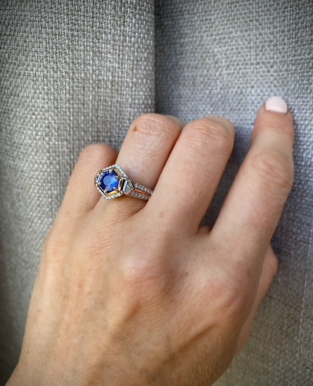 Signature. Helios Ring with Sapphire and Diamonds