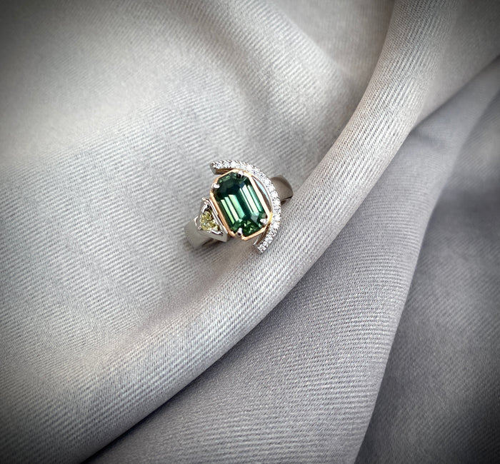 Signature. Crescent Ring with a Green Sapphire