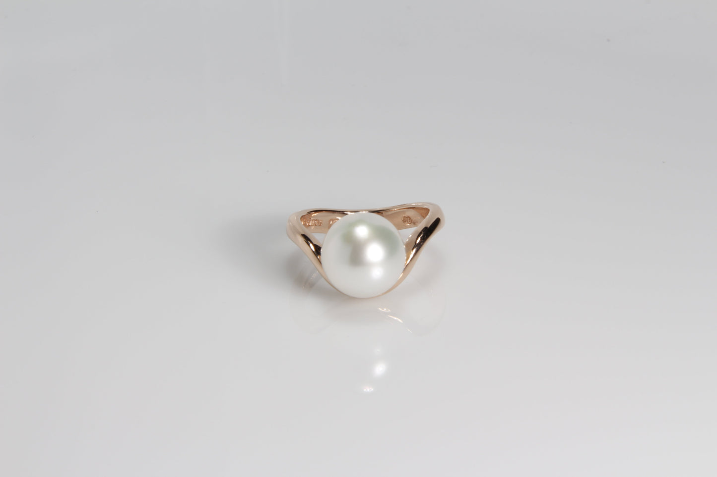 Pearl Creations. Curve Ring with South Sea Pearl