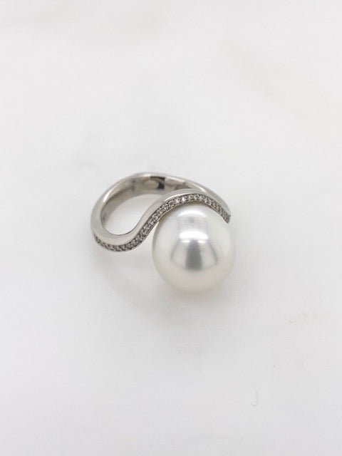 Pearl Creations. Curve Ring with South Sea Pearl and Diamonds