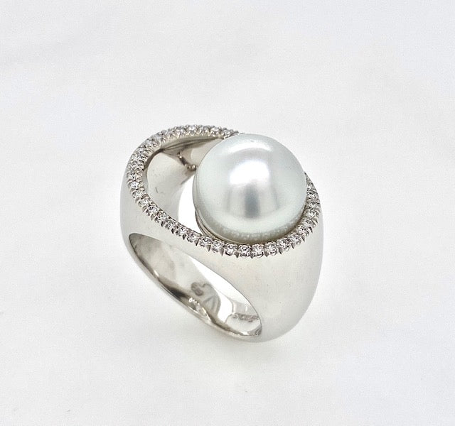 Pearl Creations. En Ovale Ring with South Sea Pearl and Diamonds
