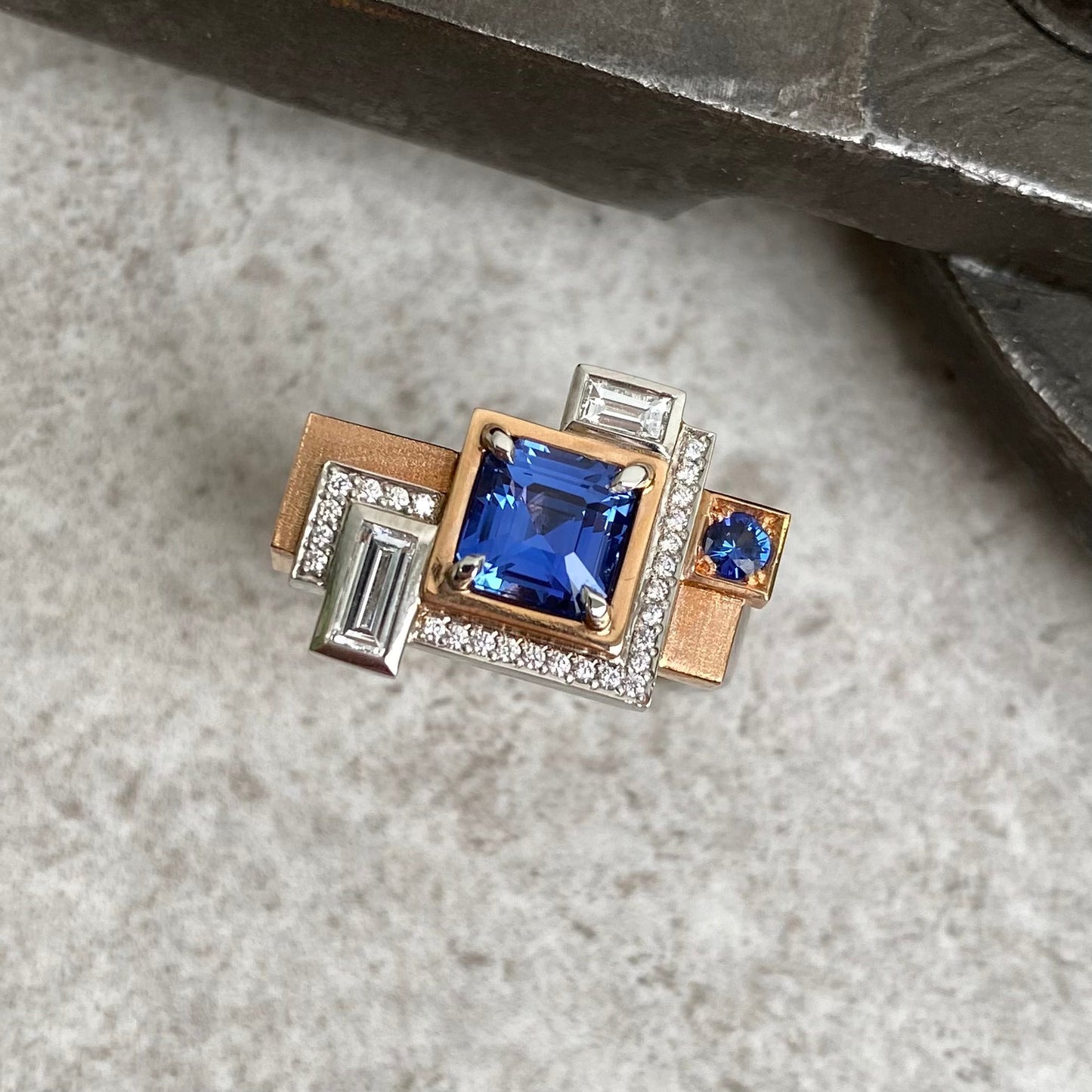 Signature. Metro Ring with Sapphire and Diamonds
