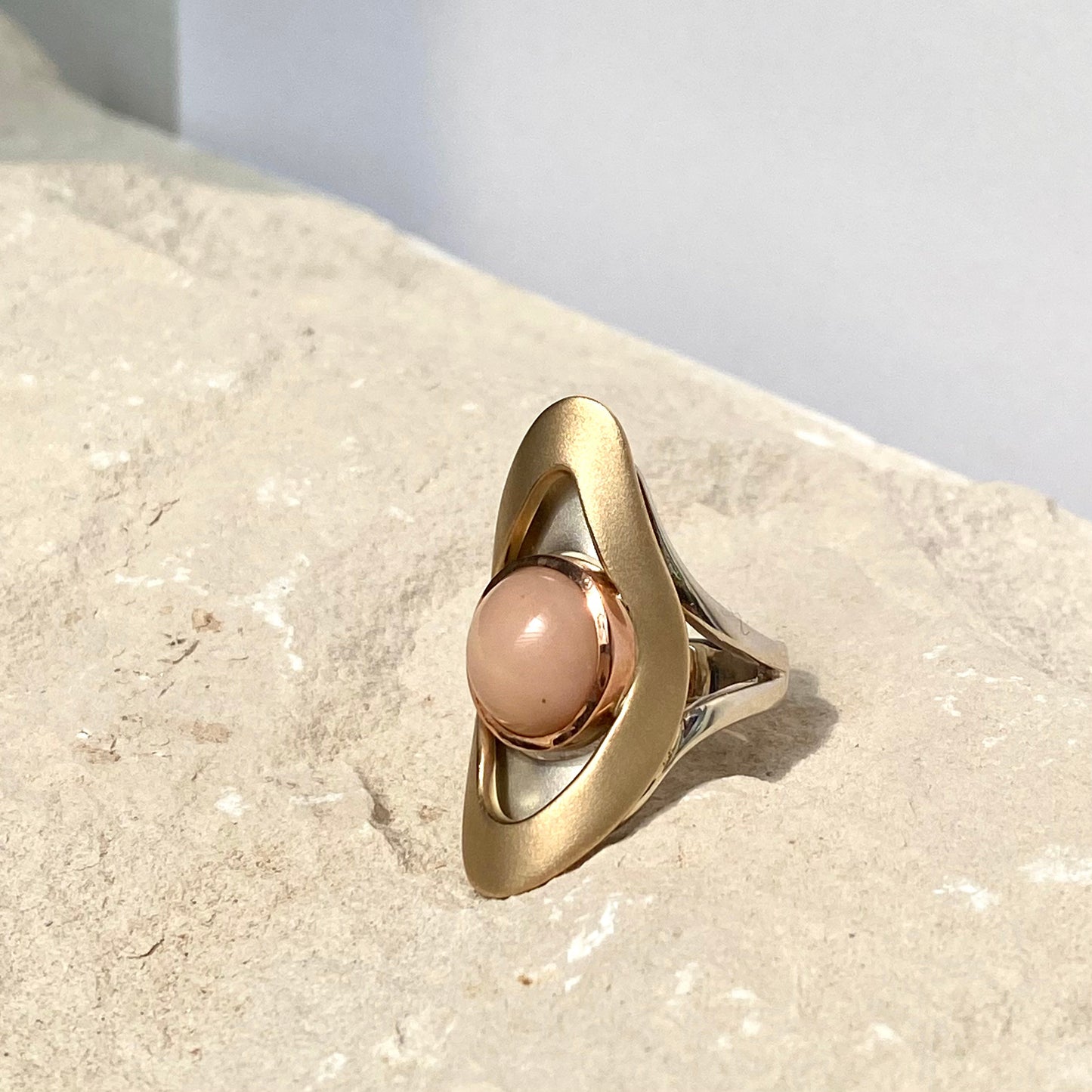 Lagoon. Ring with Pink Cabochon Opal