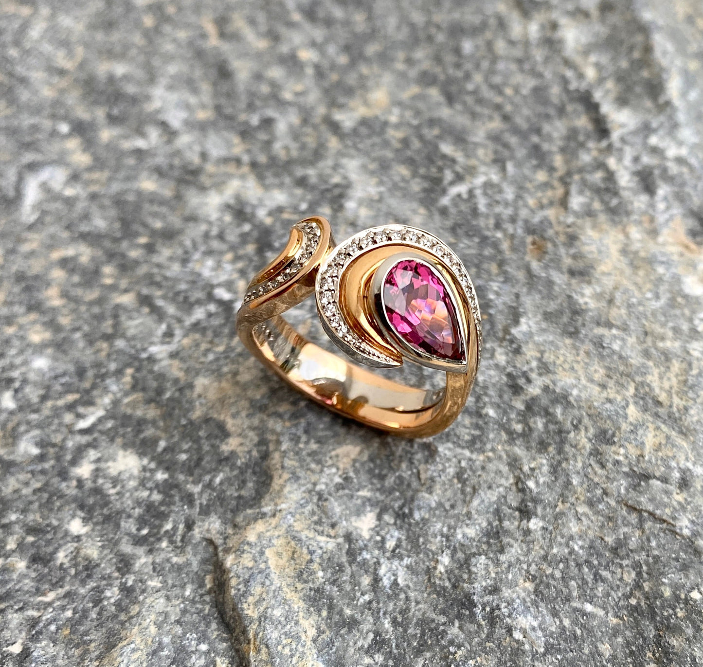 Signature. Immersion Ring with Spinel and Diamonds