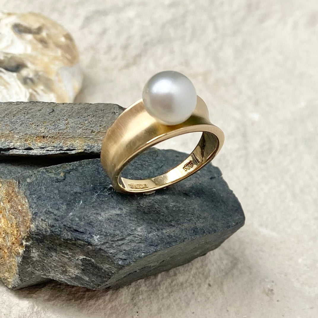 Pearl Creations. Narrow Concava South Sea Ring