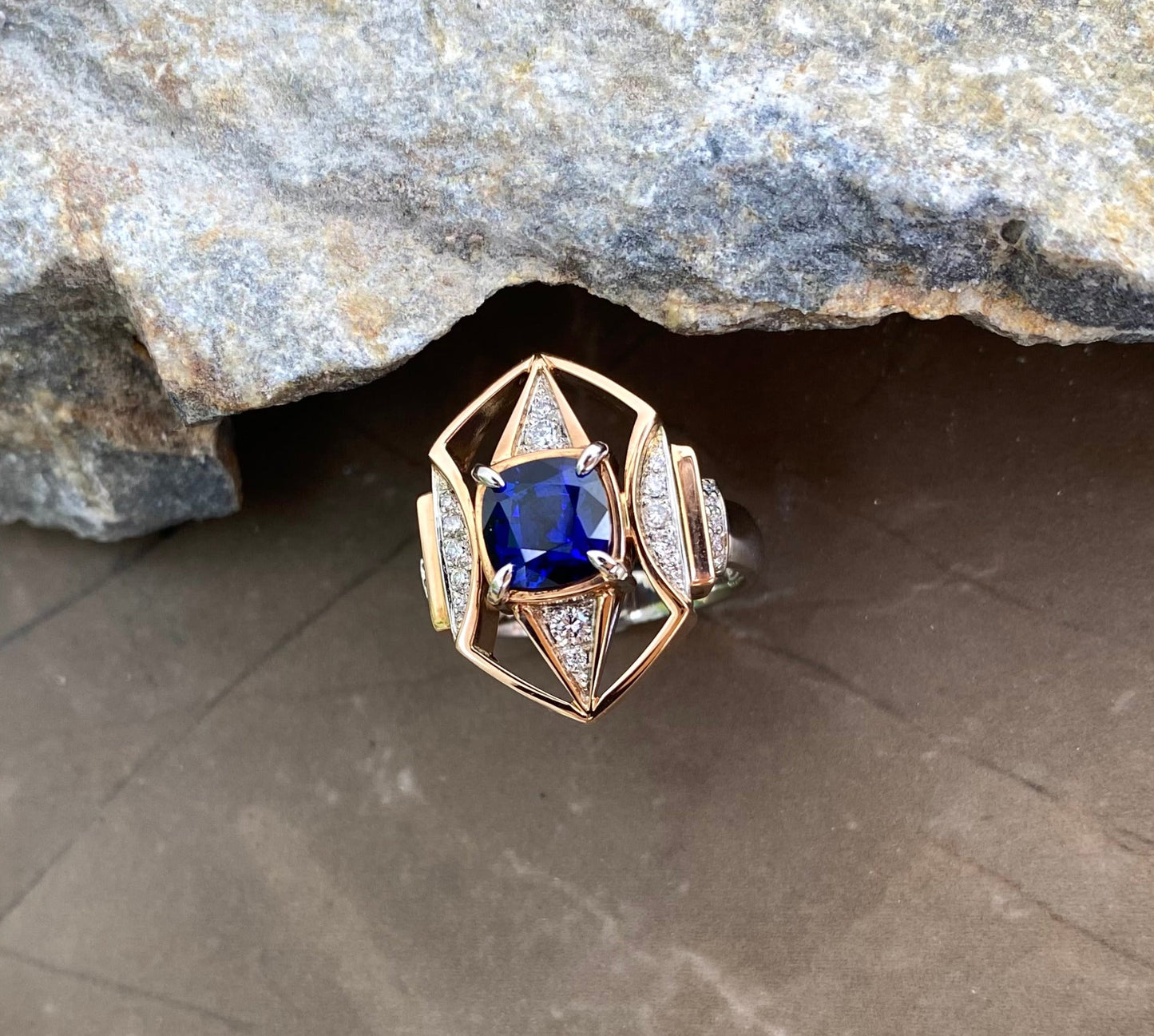 Signature. Art Deco Ring with Sapphire and Diamonds
