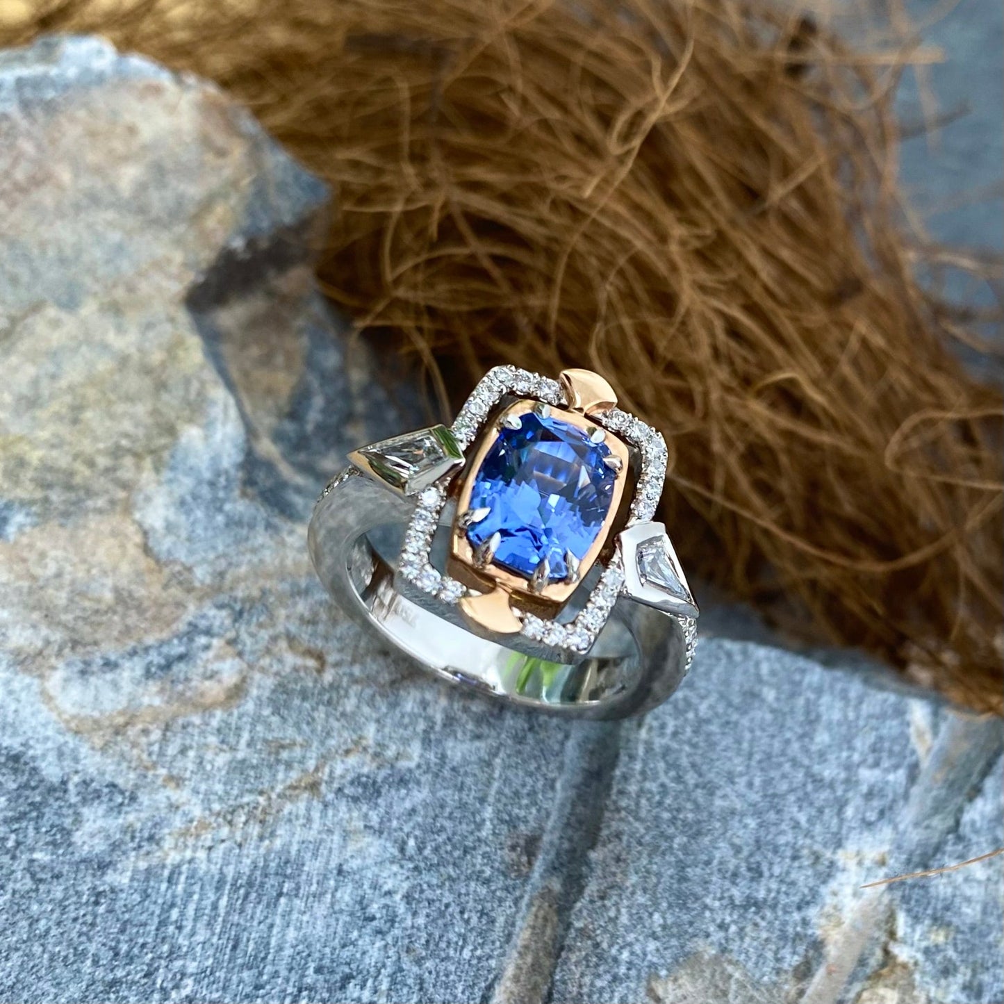 Signature . Art Deco Ring with Sapphire and Diamonds