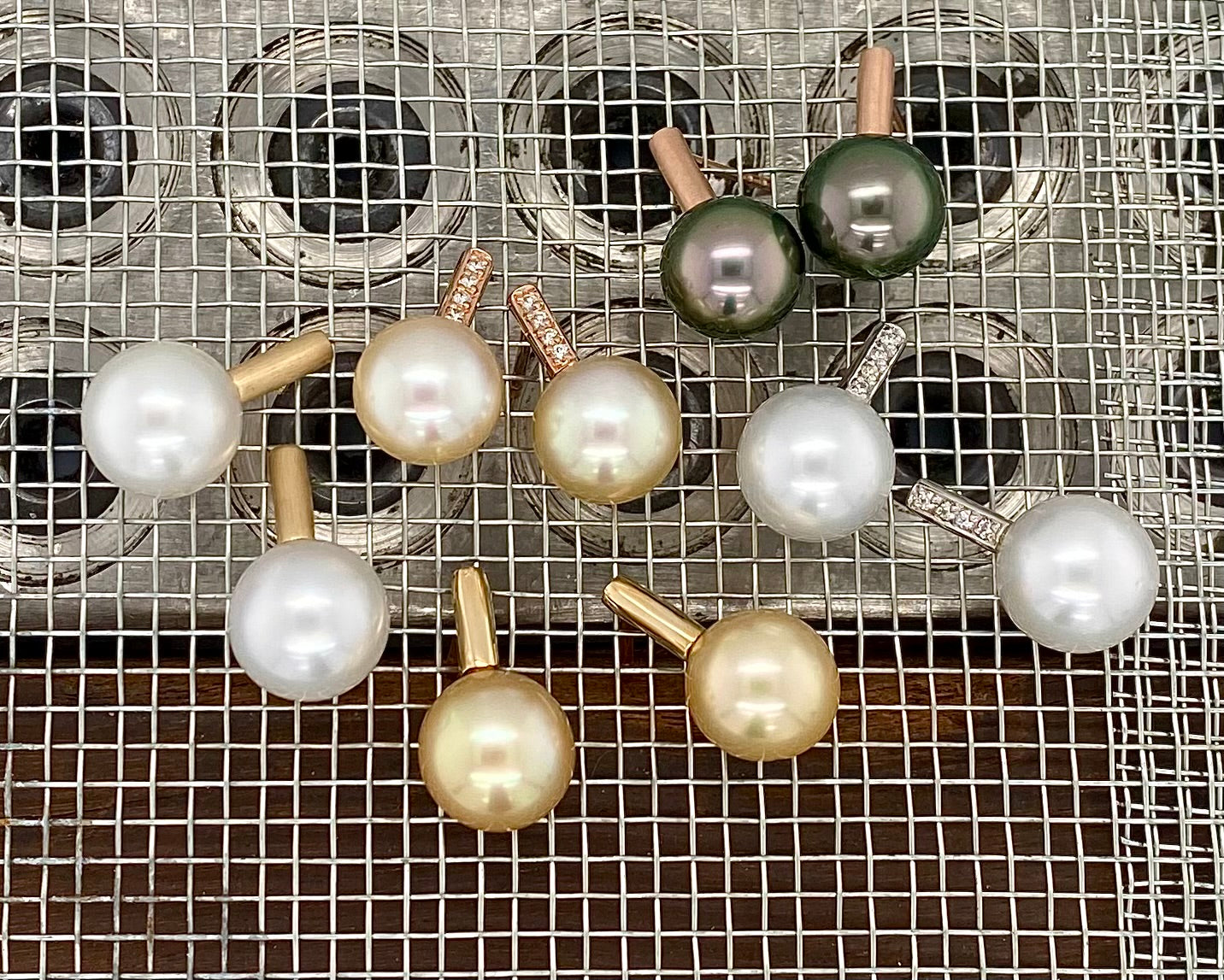 Pearl Creations. Pier Studs with Tahitian Pearls