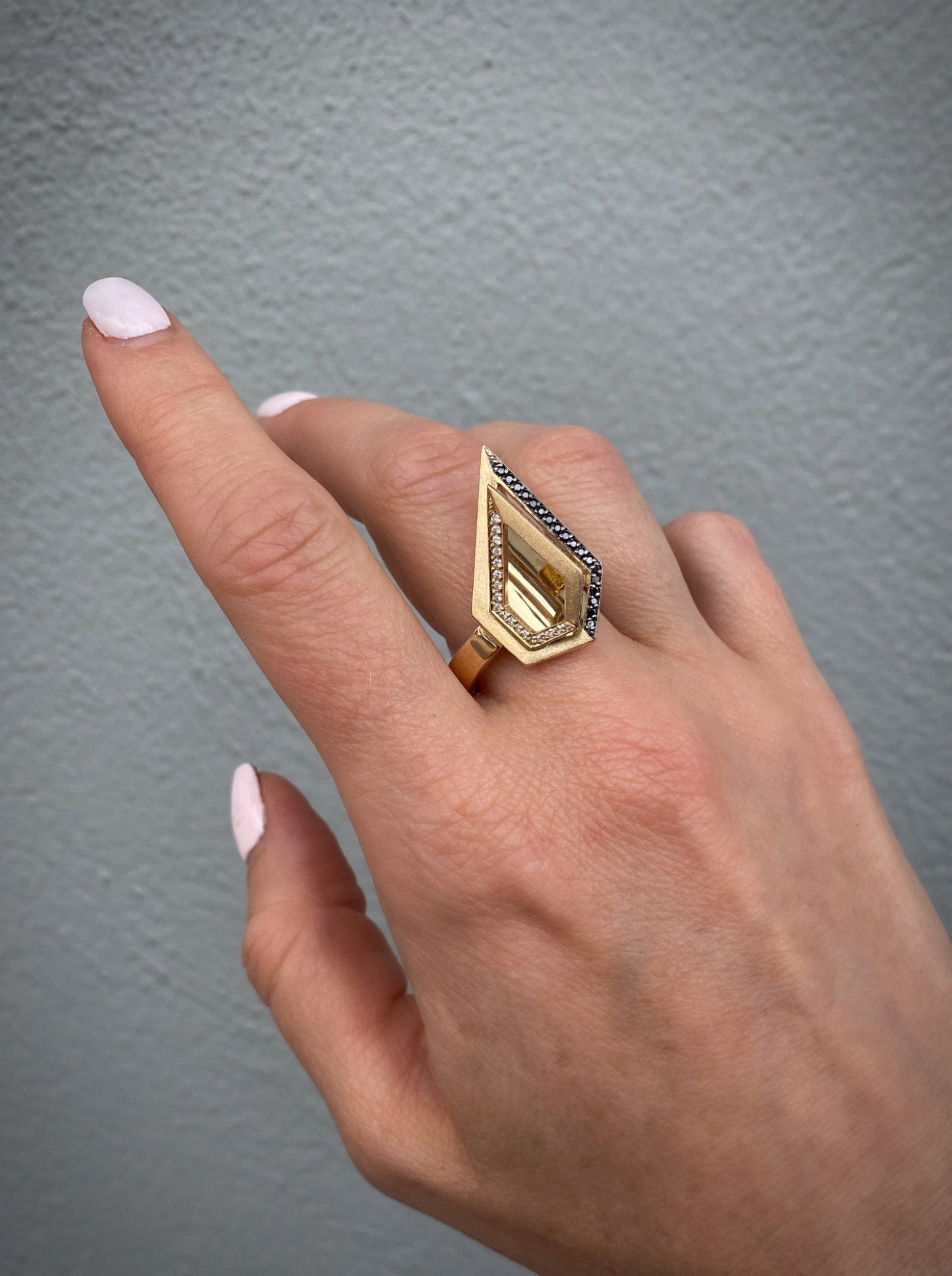 Prisma. Ring with Black and White Diamonds