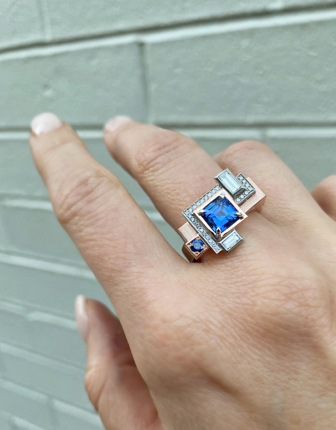 Signature. Metro Ring with Sapphire and Diamonds